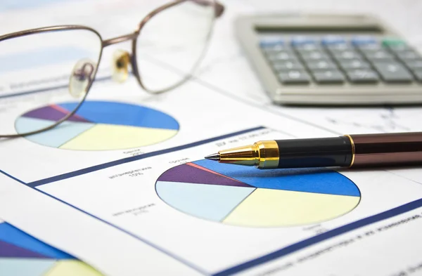 Finansiella data koncept med penna och glasögon — Stockfoto