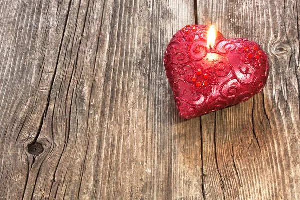 Bougie rouge en forme de coeur — Photo