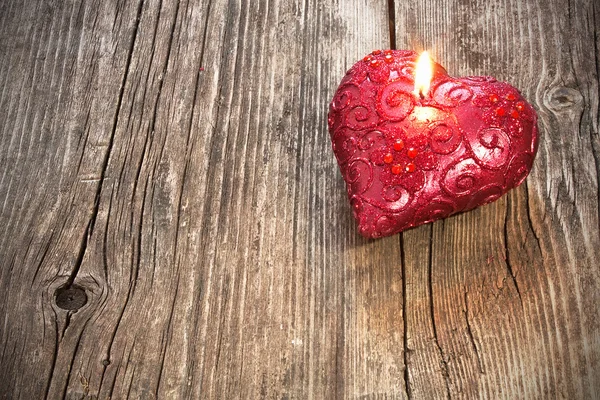 Rote herzförmige Kerze — Stockfoto