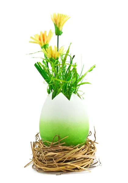 绘的复活节彩蛋与黄色的花朵 — 图库照片