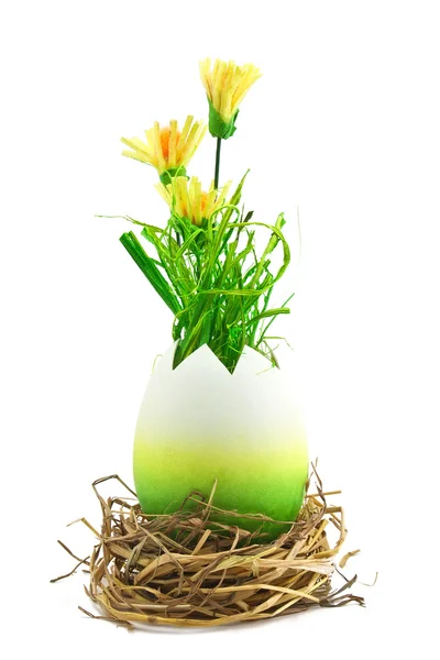 Bemaltes Osterei mit gelben Blüten — Stockfoto