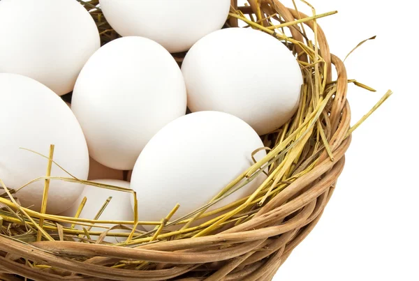 Ovos brancos no cesto — Fotografia de Stock