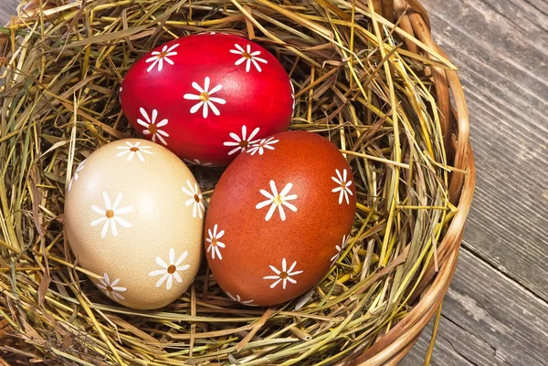 Πολύχρωμα Πασχαλινά αυγά στο καλάθι — Φωτογραφία Αρχείου