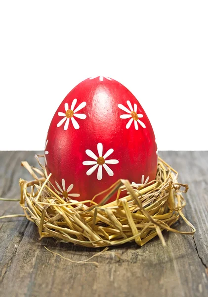 Барвисте пасхальне яйце в гнізді — стокове фото