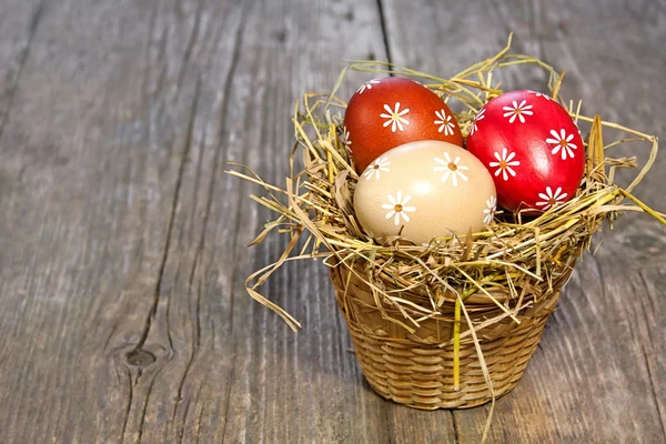 Färgglad påsk ägg i korgen — Stockfoto