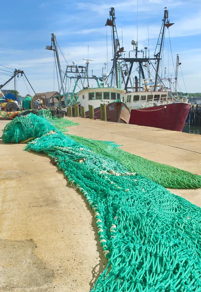 Commerciële vissersboten en netten — Stockfoto