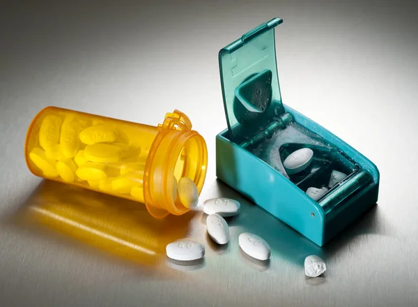 Cutting prescription pills — Stock Photo, Image