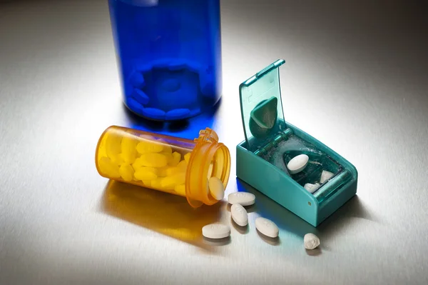 Cutting prescription pills — Stock Photo, Image