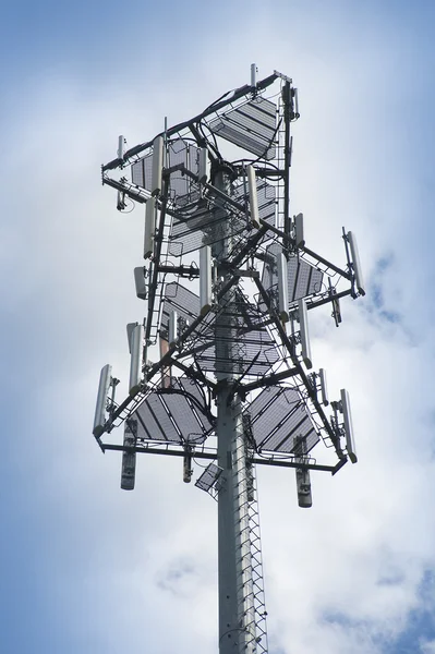 Mobiele telefoon antenne toren — Stockfoto