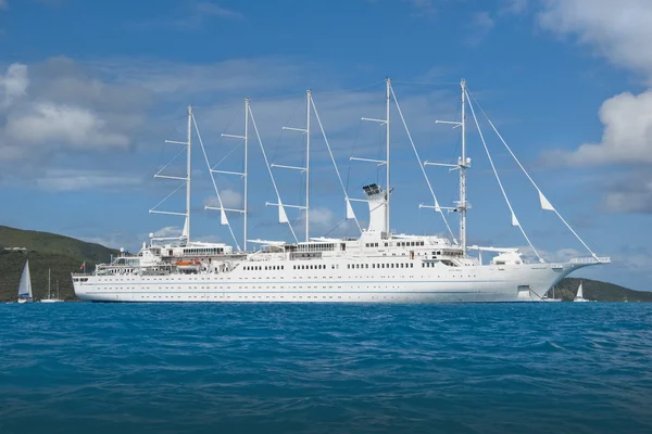 Sailing cruise ship — Stock Photo, Image