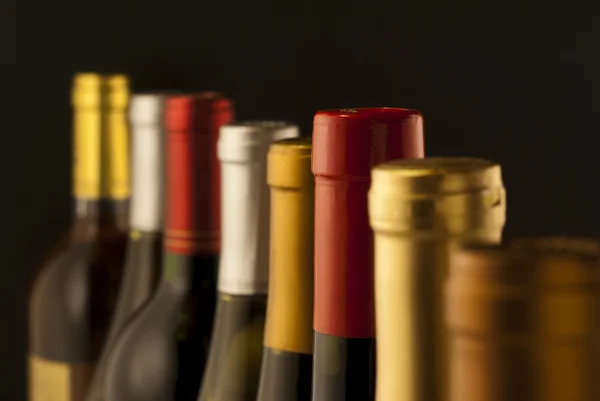 Шеи винных бутылок — стоковое фото
