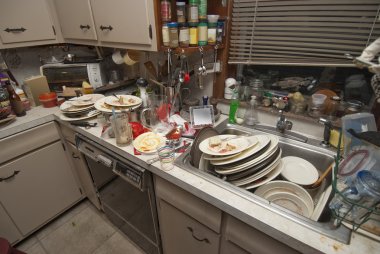 kirli bulaşıklar lavaboda yığılı