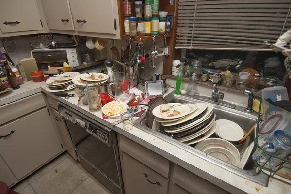 Kirli bulaşıklar lavaboda yığılı — Stok fotoğraf