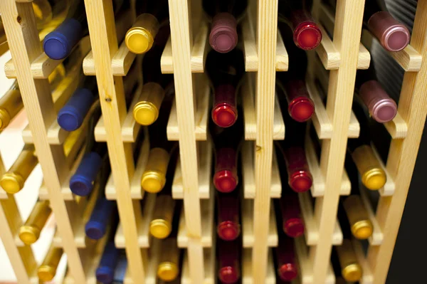 Weinflaschen im Regal — Stockfoto