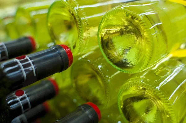 Vitt vinflaskor — Stockfoto