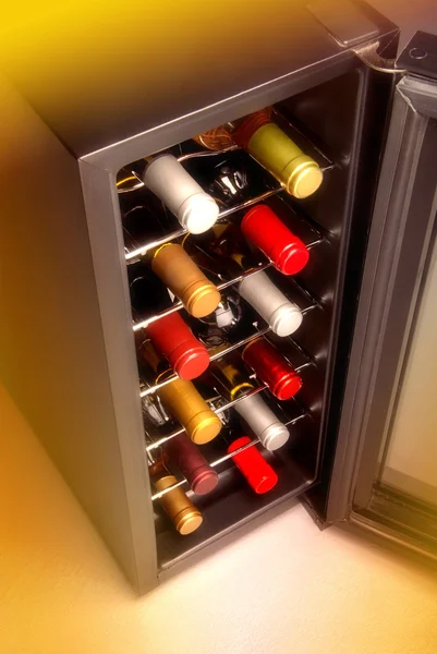 Garrafas de vinho no refrigerador — Fotografia de Stock