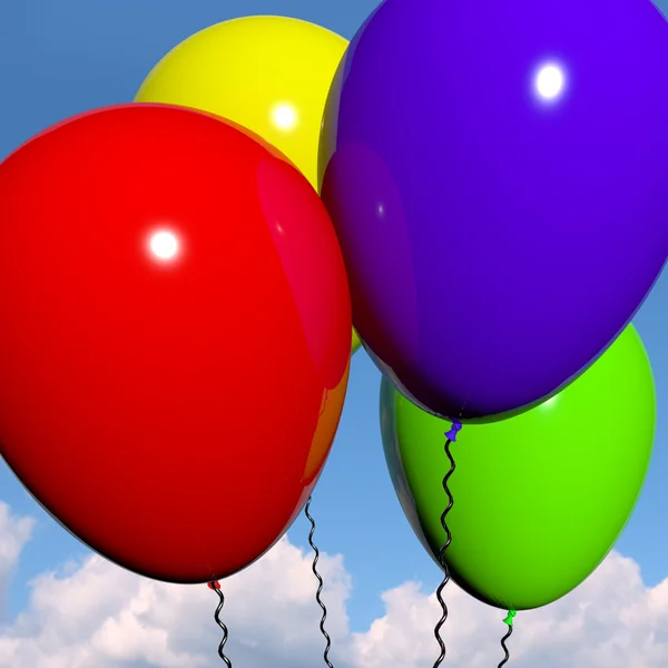 Festliche bunte Luftballons am Himmel zum Geburtstag oder Jubiläum — Stockfoto