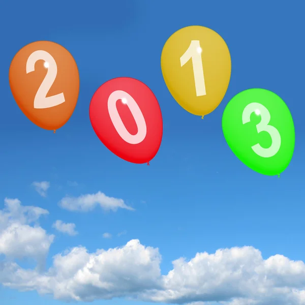 Воздушные шары в небе 2013 года, представляющие 2-й и 13-й год — стоковое фото