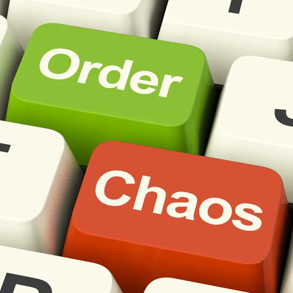 Ключи порядка или хаоса, показывающие либо организованную, либо неорганизованную — стоковое фото