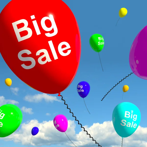 Gros ballons de vente dans le ciel montrant des promotions réductions et réduire — Photo