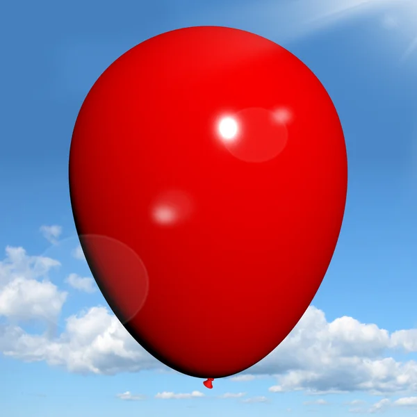 Rode ballon op hemelachtergrond heeft copyspace voor uitnodiging voor feest — Stockfoto