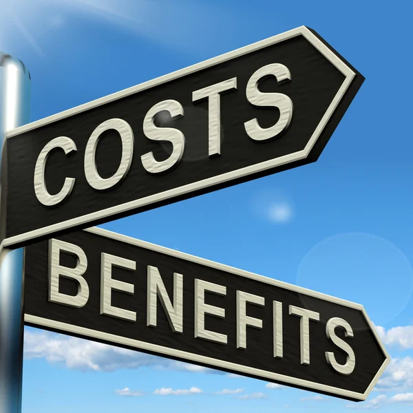 Kosten-Nutzen-Entscheidungen auf Wegweisern, die Analyse und Wert von — Stockfoto