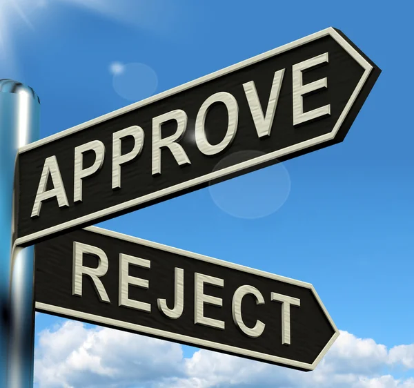 Aprovar rejeitar Signpost mostrando decisão de aceitar ou recusar — Fotografia de Stock