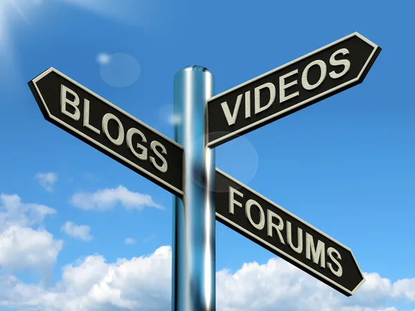 Блоги Видео форумы Signpost Показано в социальных сетях — стоковое фото