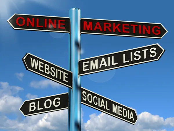 Online marketing skylten visar bloggar webbplatser sociala medier en — Stockfoto