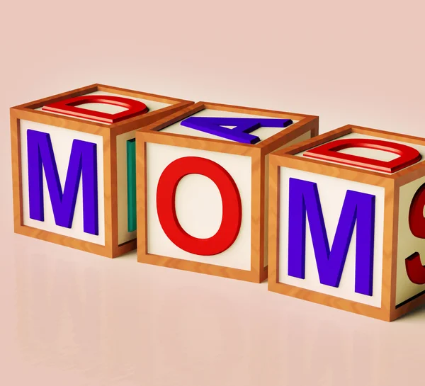 Los niños bloquean ortografía mamá como símbolo de la maternidad y la crianza — Foto de Stock