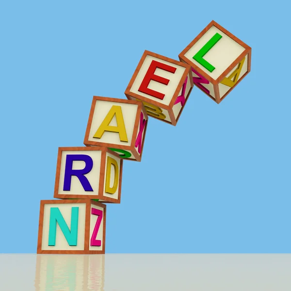 Kinderen blokken spelling leren omvallen als symbool voor studie en — Stockfoto