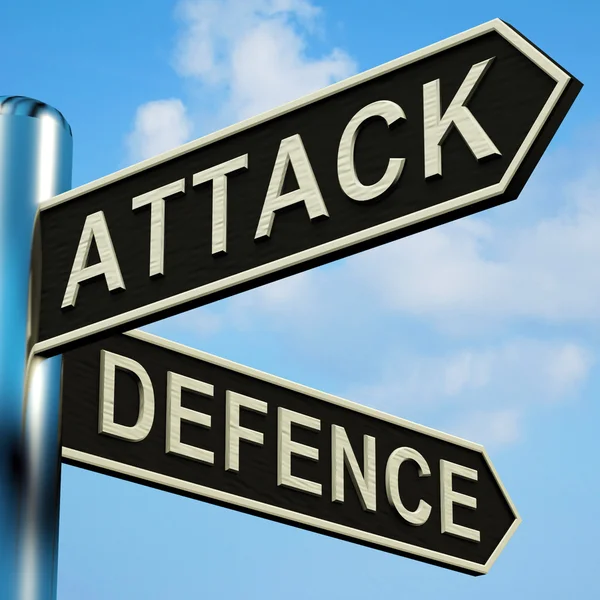 Indicazioni di attacco o difesa su un cartello — Foto Stock