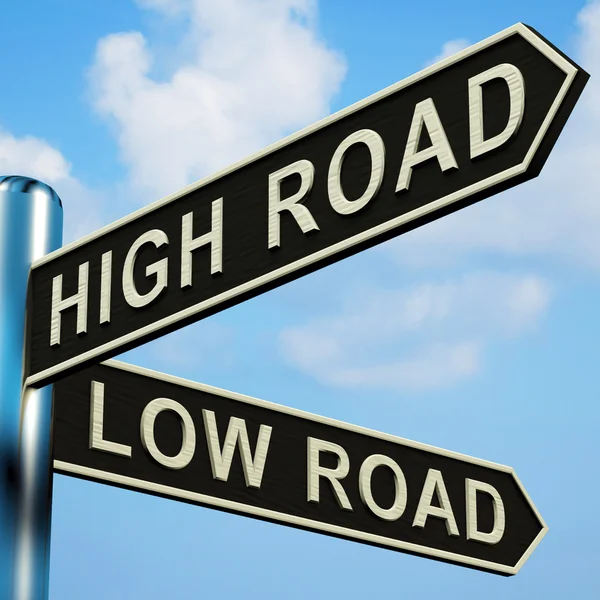 Hoge of lage weg richtingen op een wegwijzer — Stockfoto