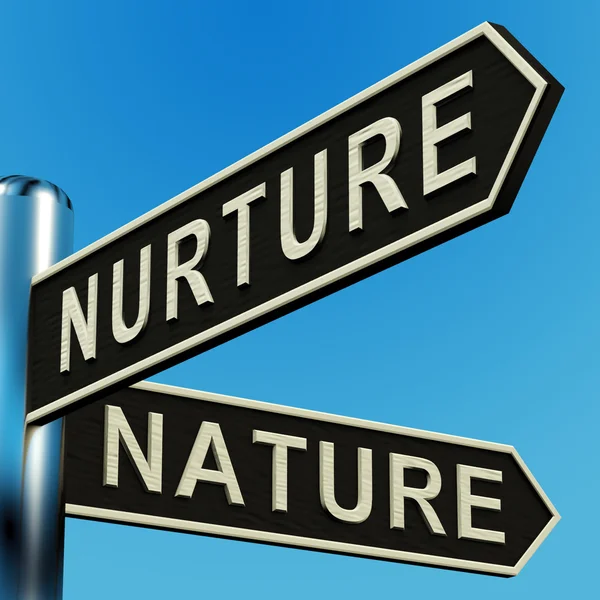 Nurture of nature richtingen op een wegwijzer — Stockfoto