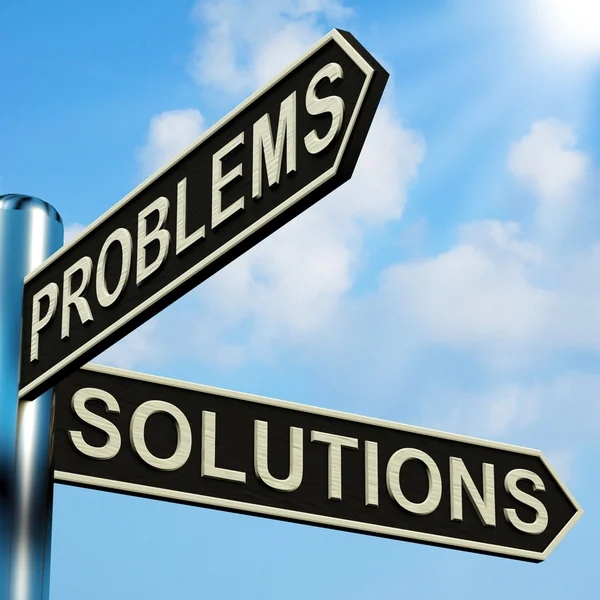 Problem eller lösningar riktningar på en vägvisare — Stockfoto