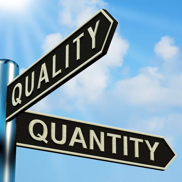Kwaliteit of kwantiteit richtingen op een wegwijzer — Stockfoto