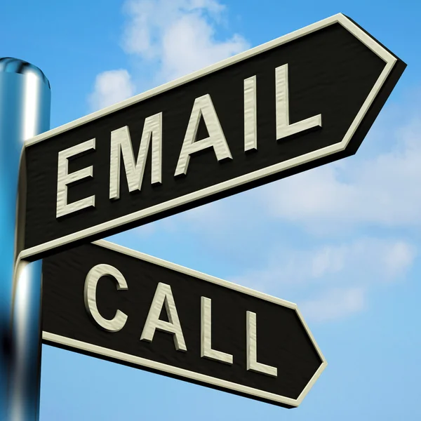 Direções de e-mail ou chamadas em um Signpost — Fotografia de Stock