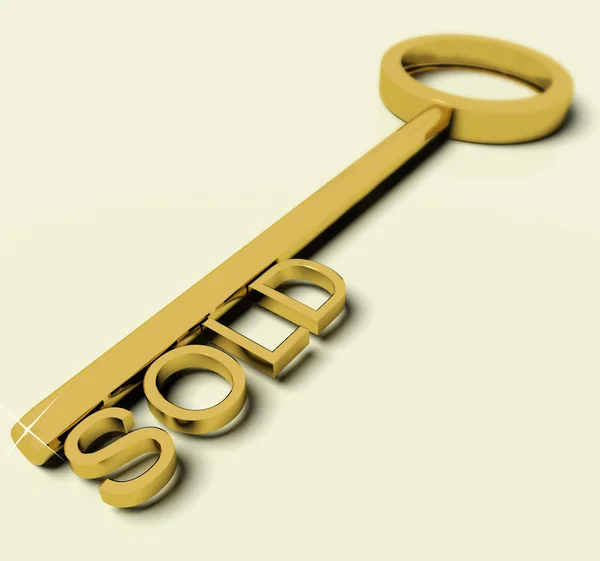 Klucz z sprzedawany tekście jako symbol na kupno domu — Zdjęcie stockowe