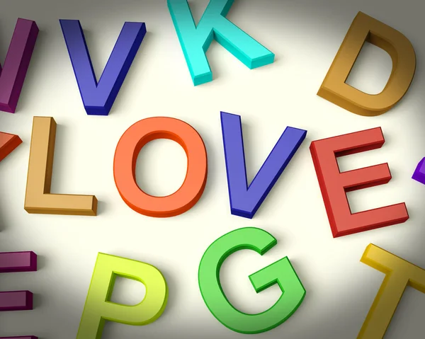 Liebe in Plastikbuchstaben geschrieben — Stockfoto