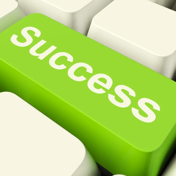A chave do computador do sucesso em verde que mostra a realização e determina — Fotografia de Stock