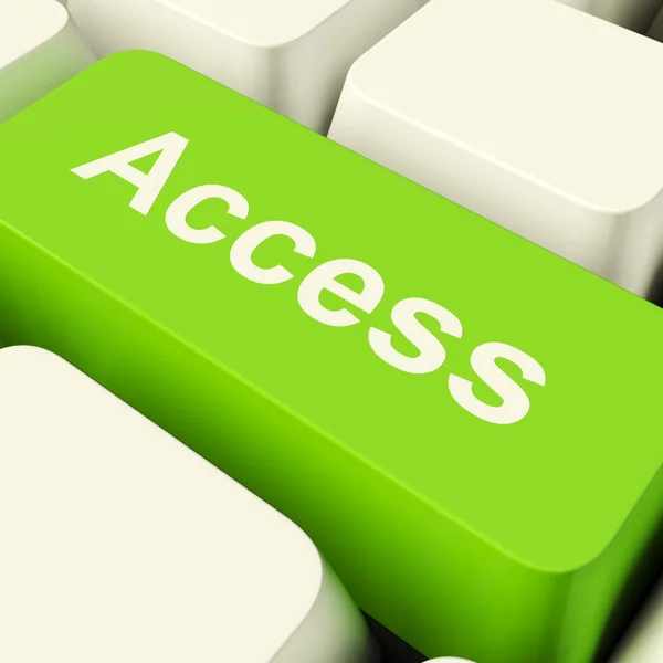 Ключ доступа к компьютеру в зеленом отображении разрешения и безопасности — стоковое фото