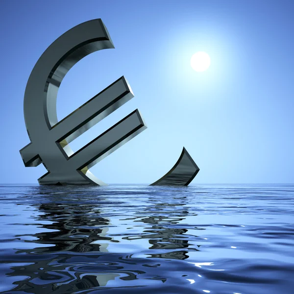 Euro afundando no mar mostrando depressão recessão e economia — Fotografia de Stock