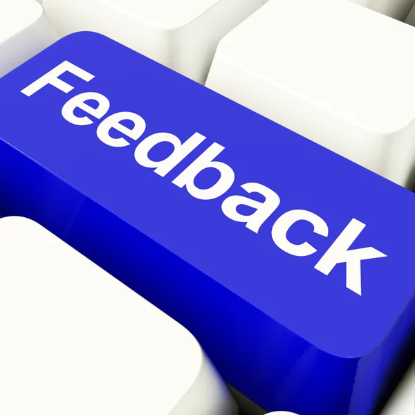 Chave do computador do feedback no azul que mostra opiniões e pesquisas — Fotografia de Stock