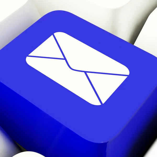 Llave de la computadora del sobre en azul para enviar por correo electrónico o contactar —  Fotos de Stock