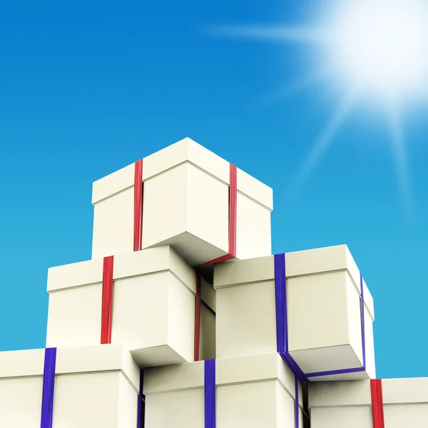 T へのプレゼントとして日照と上空の背景を持つ giftboxes のスタック — ストック写真