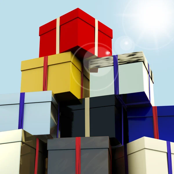 Las cajas de regalo multicolores con el fondo del cielo como regalos para el —  Fotos de Stock