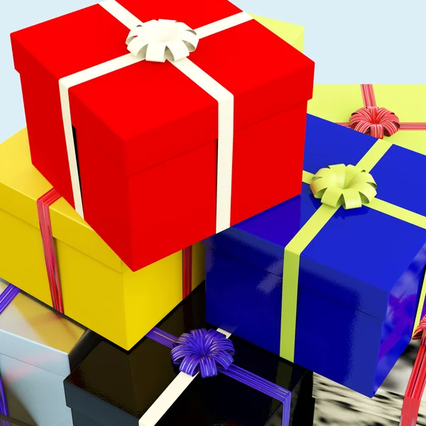 Wielobarwny giftboxes jako prezenty dla rodziny lub przyjaciół — Zdjęcie stockowe