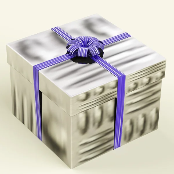 Srebrne pudełko z niebieską wstążką jako prezent urodzinowy dla człowieka — Zdjęcie stockowe