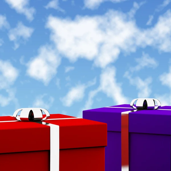 Onun için hediye olarak gökyüzü arka plan kırmızı ve mavi hediye kutuları — Stok fotoğraf