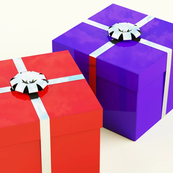 Scatole regalo rosse e blu con nastri d'argento come regali per lui — Foto Stock